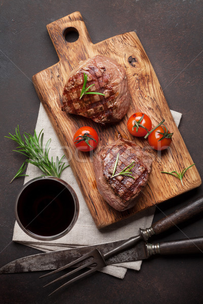 Grillés filet steak vin planche à découper verre Photo stock © karandaev