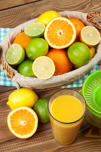 Citrus vruchten glas sap sinaasappelen citroenen Stockfoto © karandaev