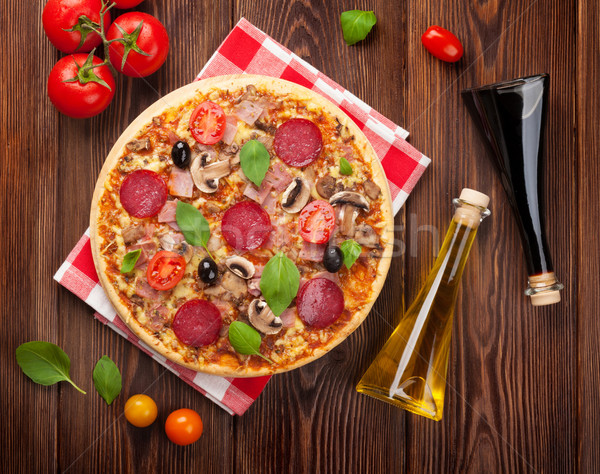 Italien pizza pepperoni tomates olives basilic [[stock_photo]] © karandaev
