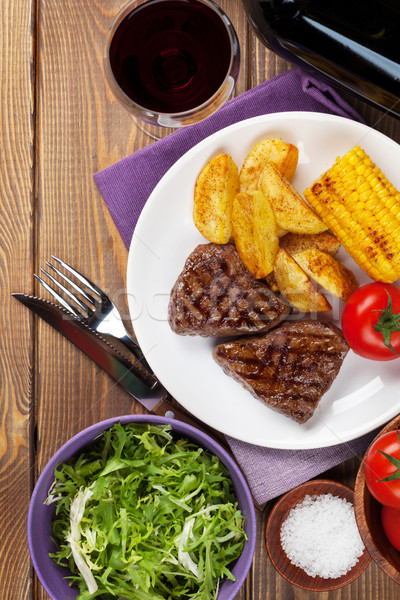 Foto stock: Filete · a · la · parrilla · papa · maíz · ensalada · vino · tinto