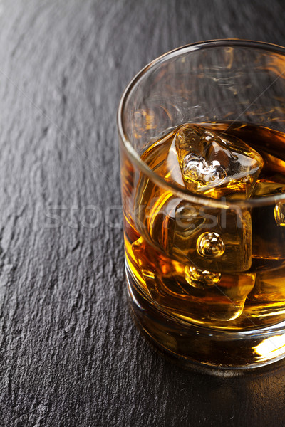 Foto stock: Vidrio · whisky · hielo · negro · piedra · mesa