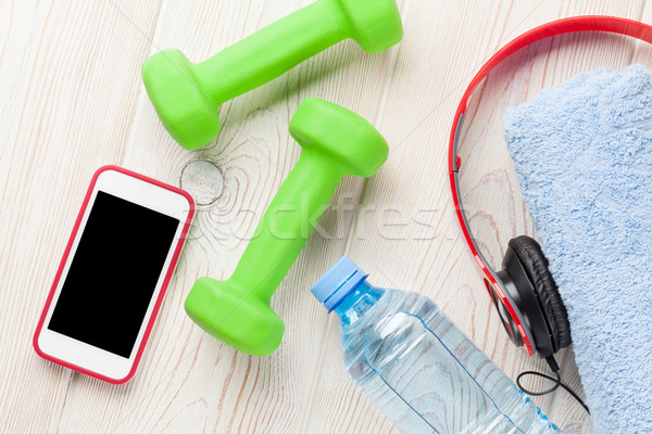 Fitness dietă gantere sticla de apa smartphone prosop Imagine de stoc © karandaev