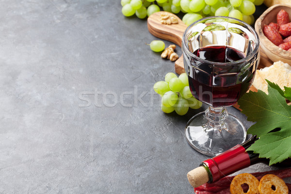 Vinho uva queijo salsichas vinho tinto pão Foto stock © karandaev
