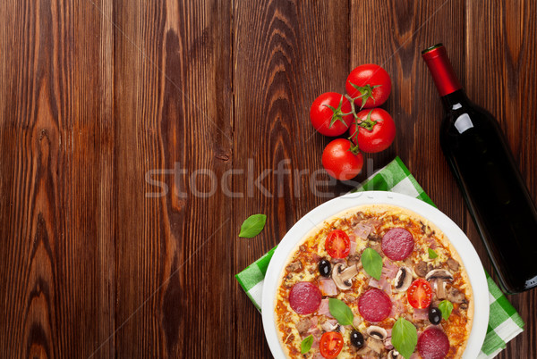 Stok fotoğraf: İtalyan · pizza · pepperoni · domates · zeytin · fesleğen