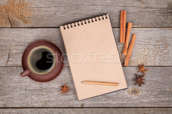 Notepad tazza di caffè spezie tavolo in legno copia spazio carta Foto d'archivio © karandaev