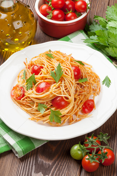 Spaghettis pâtes tomates persil table en bois haut Photo stock © karandaev