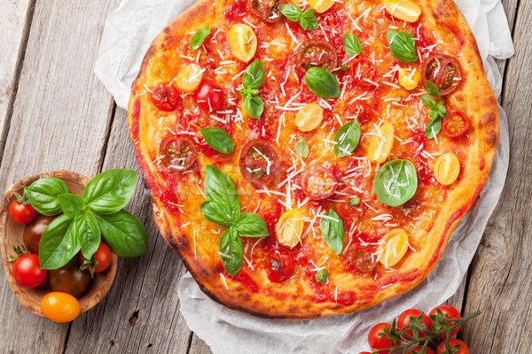 Foto stock: Pizza · tomates · mozzarella · albahaca · casero · superior