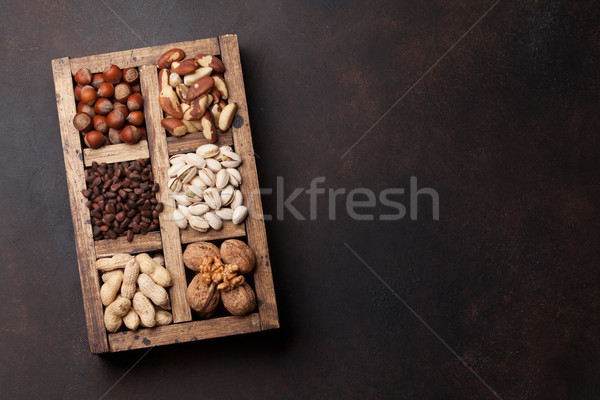 Unterschiedlich Nüsse Erdnüsse Haselnüsse Pistazien Holz Stock foto © karandaev