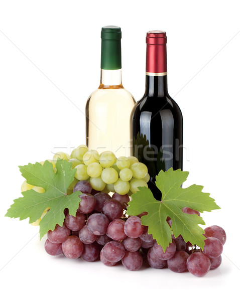 Foto stock: Dois · vinho · garrafas · uvas · isolado · branco