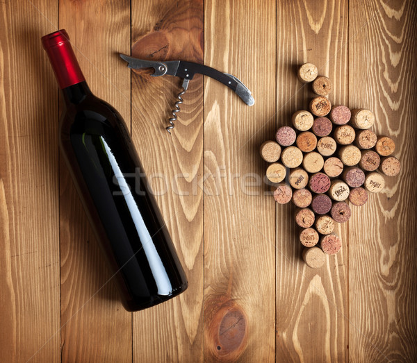 Vino rosso bottiglia uva tavolo in legno Foto d'archivio © karandaev