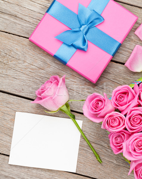 Foto stock: Rosa · rosas · día · de · san · valentín · tarjeta · de · felicitación · caja · de · regalo