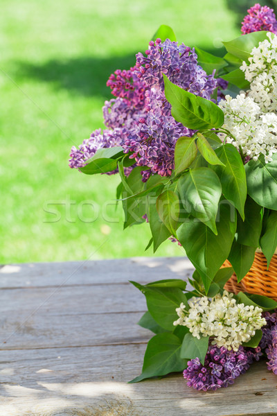 Foto stock: Colorido · lila · flores · cesta · jardín · mesa