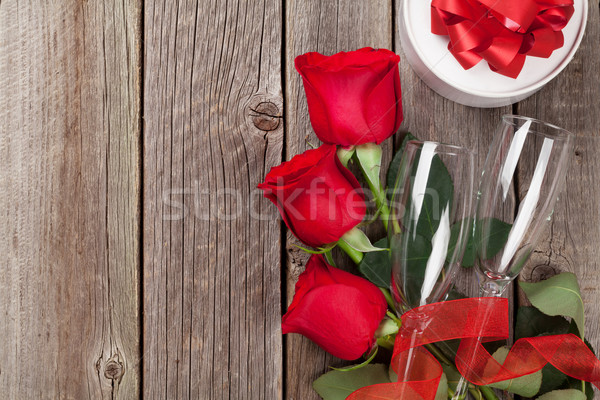 Stockfoto: Valentijnsdag · geschenk · rozen · champagne · geschenkdoos · rode · rozen