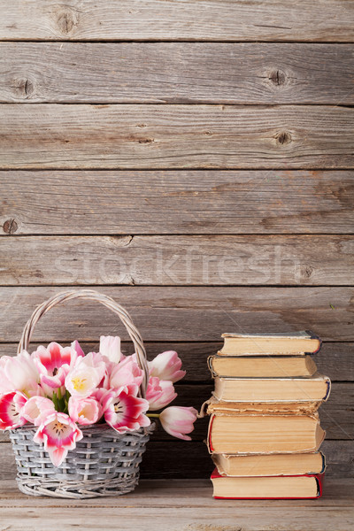 Stockfoto: Roze · tulpen · boeket · mand · oude · boeken