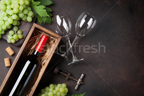 Foto stock: Garrafa · de · vinho · uvas · pedra · tabela · topo · ver