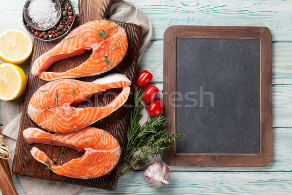 Foto stock: Crudo · salmón · peces · especias · cocina · tabla · de · cortar