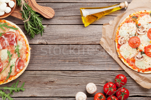 比薩 火腿 蕃茄 無鹽乾酪 蘑菇 木桌 商業照片 © karandaev