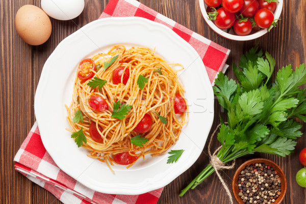 Spaghetti makaronu pomidory pietruszka drewniany stół górę Zdjęcia stock © karandaev