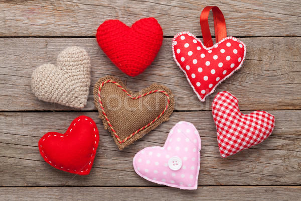 Foto stock: Dia · dos · namorados · feito · à · mão · brinquedo · corações · mesa · de · madeira · textura