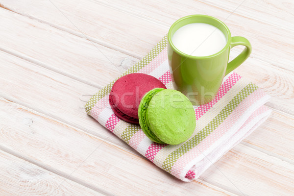 Colorat macarons ceaşcă lapte alb masa de lemn Imagine de stoc © karandaev