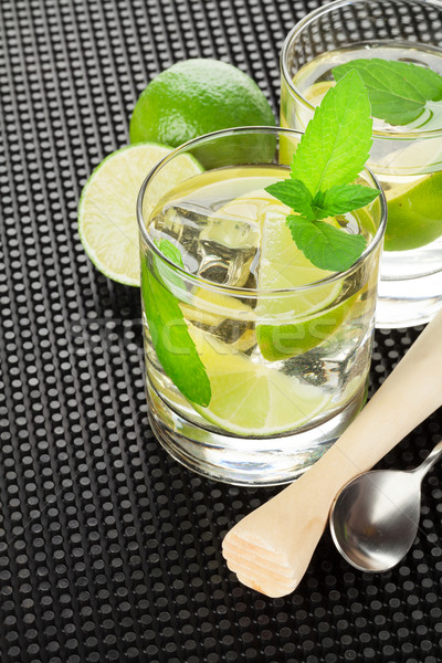 [[stock_photo]]: Mojito · cocktail · ingrédients · noir · caoutchouc · feuille