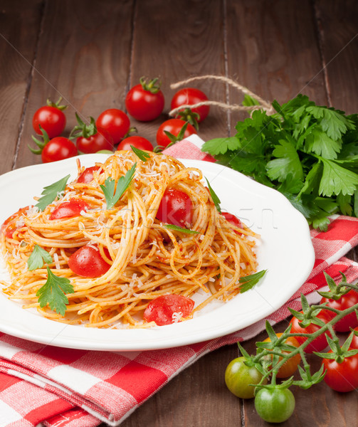 Spaghetti makaronu pomidory pietruszka drewniany stół widoku Zdjęcia stock © karandaev