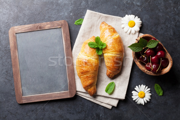 Iskolatábla szöveg croissantok bogyók virágok felső Stock fotó © karandaev