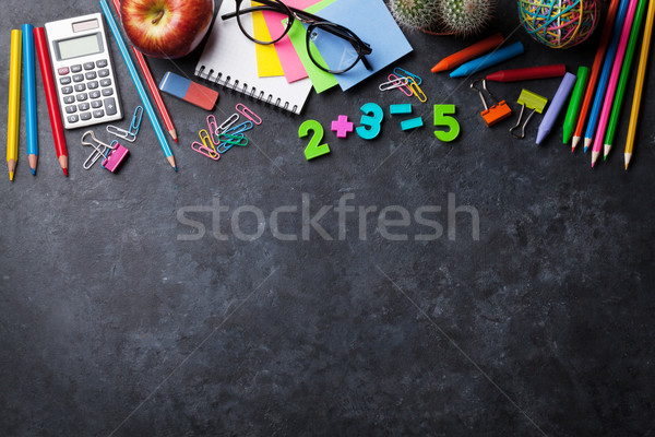 Foto stock: Maçã · giz · conselho · texto · de · volta · à · escola