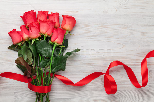 Saint valentin carte de vœux roses rouges Rose Red fleurs table en bois [[stock_photo]] © karandaev