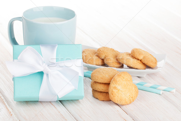Ceaşcă lapte inimă cookie-uri cutie cadou Imagine de stoc © karandaev