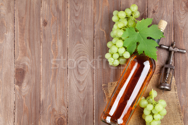 Uvas botella de vino blanco sacacorchos mesa de madera espacio de la copia Foto stock © karandaev