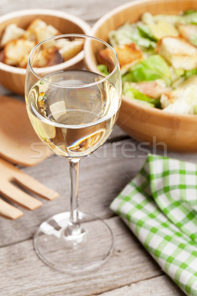 Vin alb sticlă salata cezar masa de lemn alimente vin Imagine de stoc © karandaev
