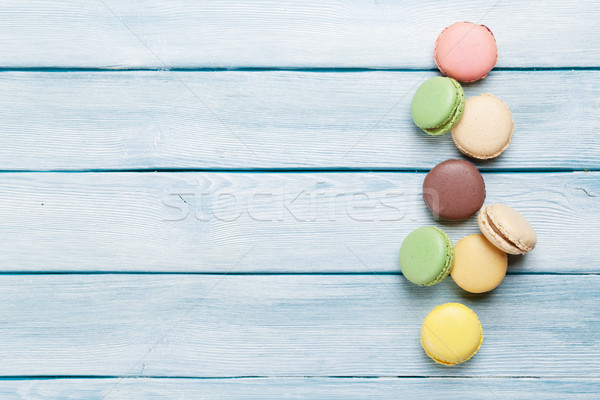 Colorat dulce macarons masa de lemn top vedere Imagine de stoc © karandaev