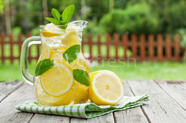 Lemoniada cytryny mięty lodu ogród tabeli Zdjęcia stock © karandaev
