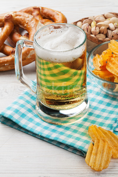 Cerveza aperitivos mesa de madera nueces chips Foto stock © karandaev