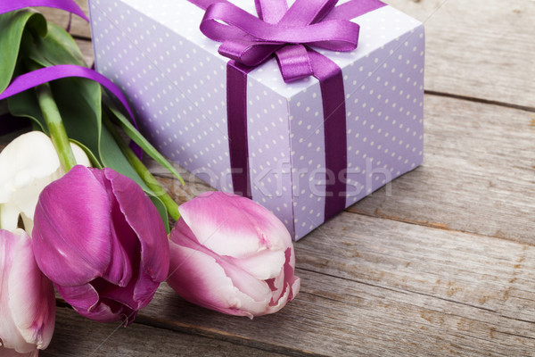 Frescos tulipanes ramo caja de regalo mesa de madera espacio de la copia Foto stock © karandaev