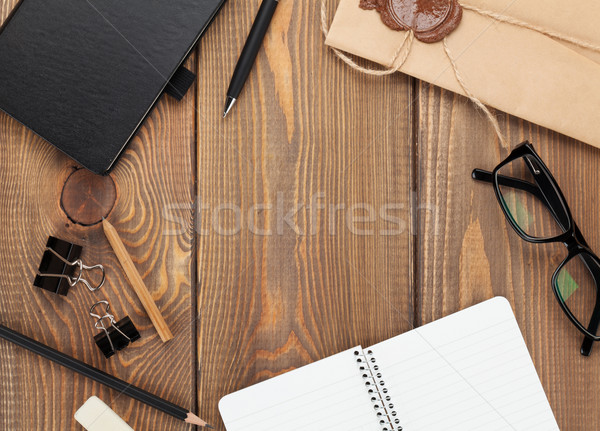 Birou tabel Notepad epocă plic Imagine de stoc © karandaev