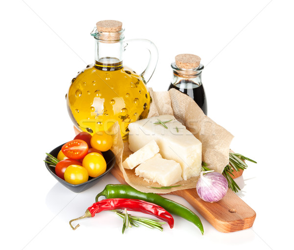 Foto stock: Queijo · parmesão · tomates · ervas · temperos · isolado · branco