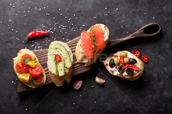 Foto stock: Brinde · sanduíches · abacate · tomates · salmão · azeitonas