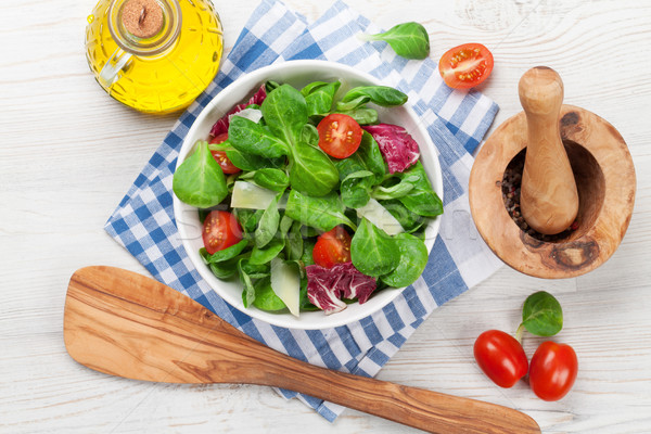 Gesunden Salat Salatschüssel Holztisch top Ansicht Stock foto © karandaev