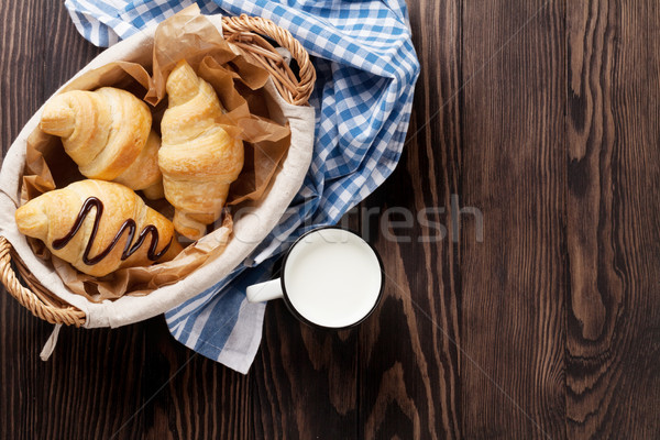 Proaspăt cornuri coş lapte masa de lemn top Imagine de stoc © karandaev