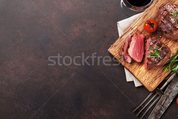 Foto stock: A · la · parrilla · filete · filete · vino · tabla · de · cortar · vidrio