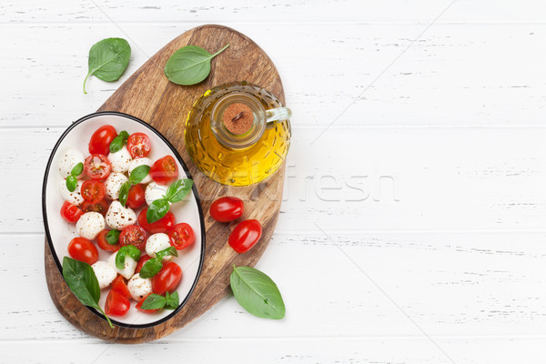 Caprese saláta koktélparadicsom mozzarella bazsalikom felső kilátás Stock fotó © karandaev