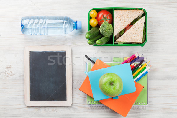 Prânz cutie rechizite scolare legume sandwich masa de lemn Imagine de stoc © karandaev