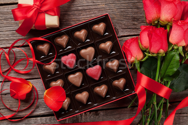 Foto stock: Día · de · san · valentín · rosas · rojas · chocolate · tarjeta · de · felicitación · corazón