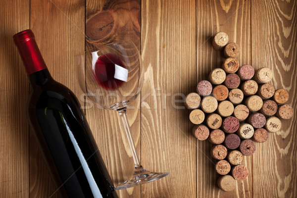 Vin rosu sticlă sticlă struguri masa de lemn Imagine de stoc © karandaev