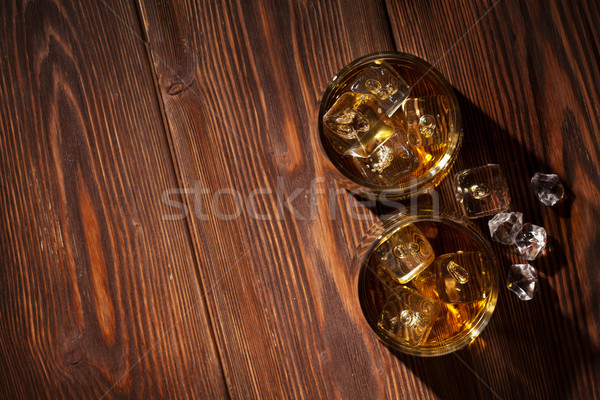 Gafas whisky hielo madera mesa de madera superior Foto stock © karandaev