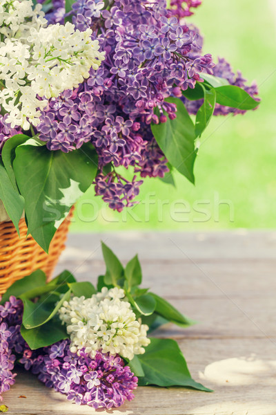 Foto stock: Colorido · lila · flores · cesta · jardín · mesa