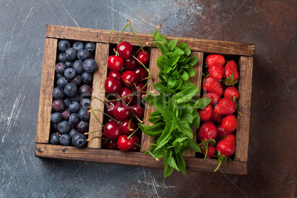Proaspăt vară fructe de padure cutie cireş Imagine de stoc © karandaev