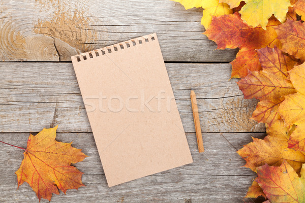 Leere Seite farbenreich Herbst Ahorn Blätter Holztisch Stock foto © karandaev